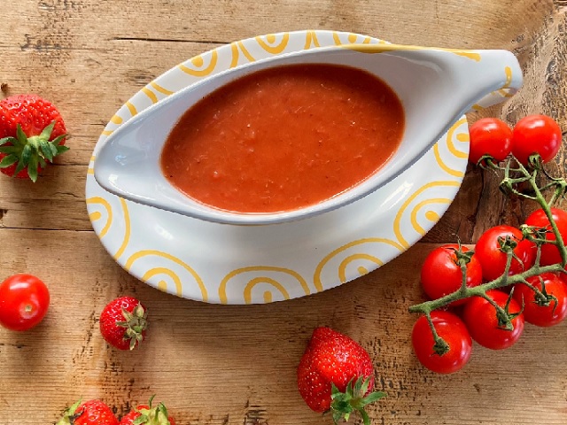 Fruchtige Tomaten-Erdbeer-Sauce